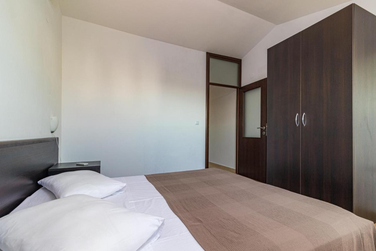 Apartments And Rooms Alenka 반졸레 외부 사진