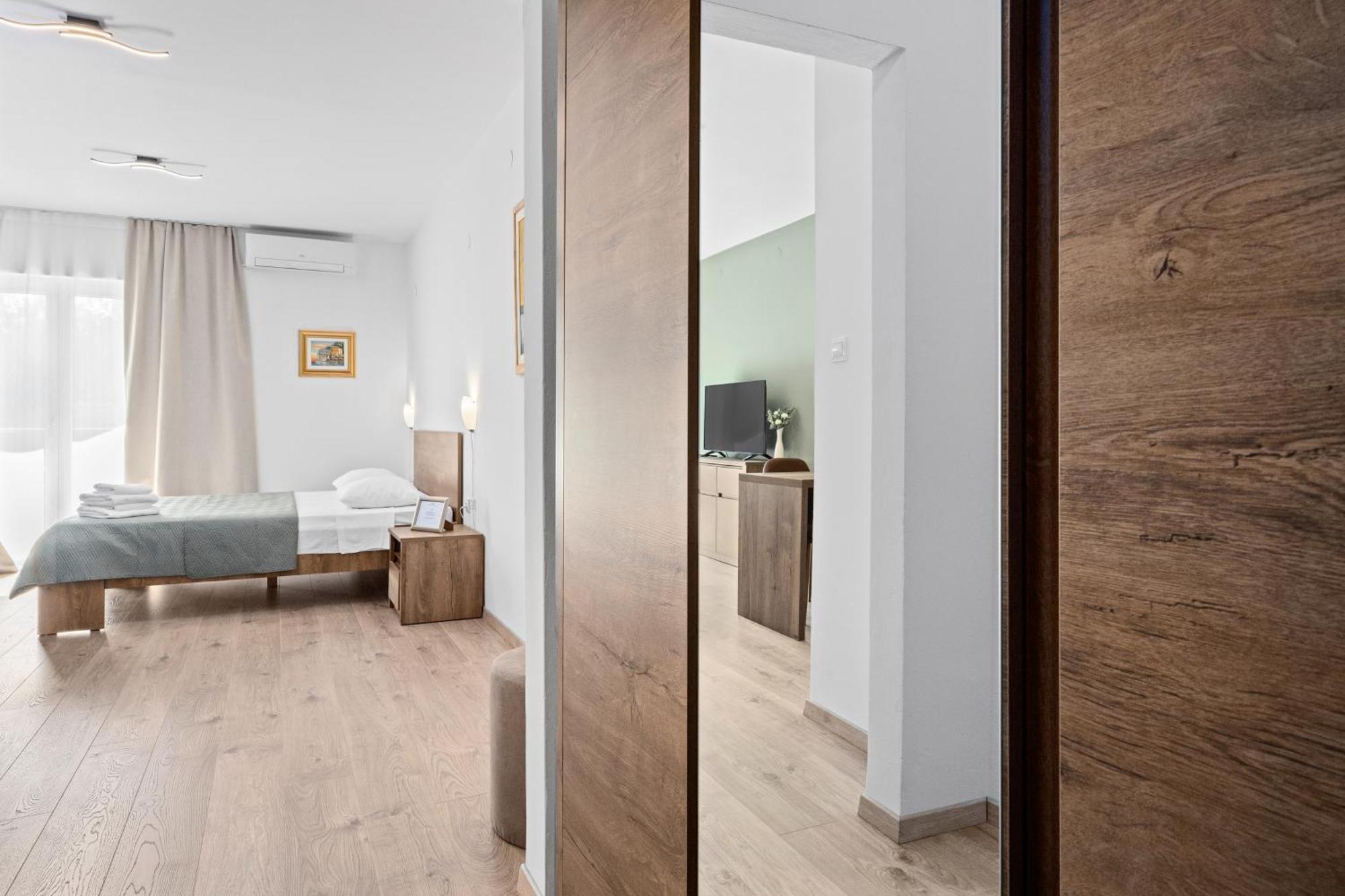Apartments And Rooms Alenka 반졸레 외부 사진